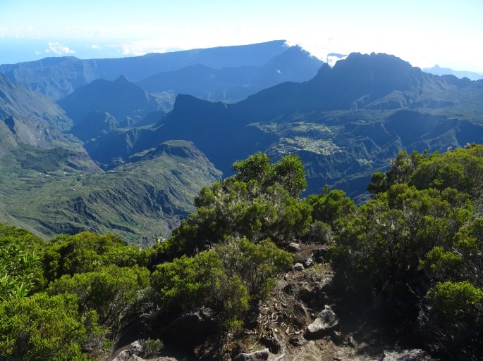 Randonnée Ile de la Réunion Grand Bénare depuis le Maido vue sur le cirque de Mafate à voir à faire à visiter