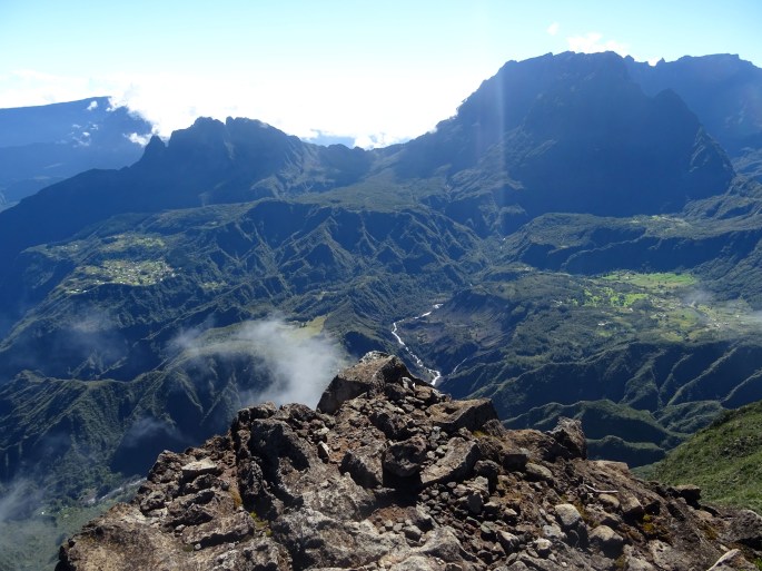 Randonnée Ile de la Réunion Grand Bénare depuis le Maido vue sur le cirque de Mafate  