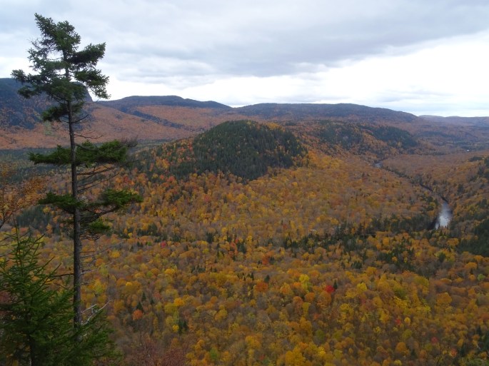 Randonnée d'automne pour voir les couleurs au Québec, Canada : Vallée Bras du Nord