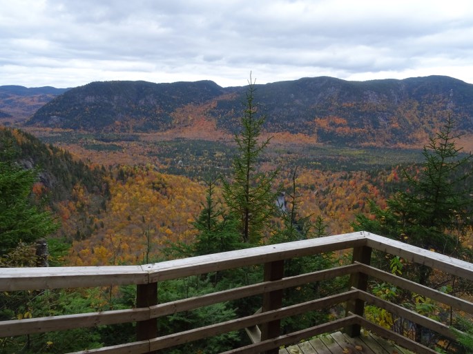 Activité d'automne à Québec : Randonnée à la Vallée bras du Nord. Belvédère de la Yourte