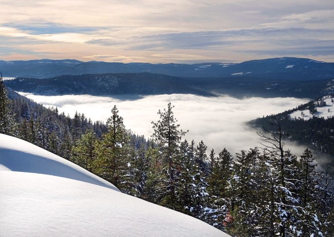 Randonnée raquette à Kelowna, panorama ridge trail  Telemark, Okanagan valley, Canada