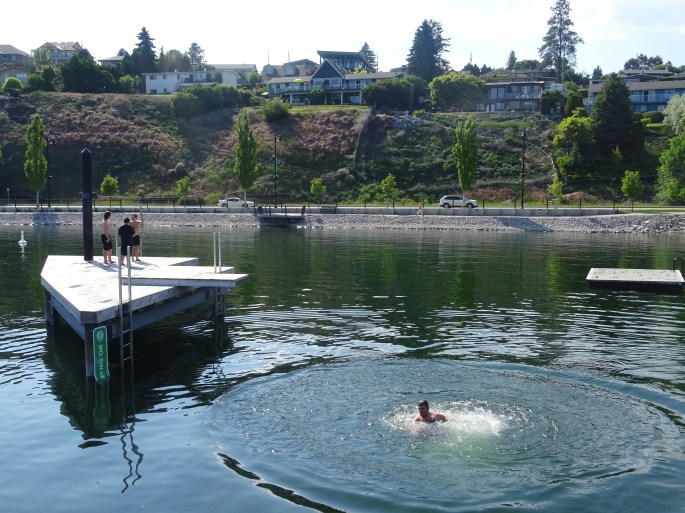 Baignade au lac Okanagan, Westbank, Okanagan Valley, Canada