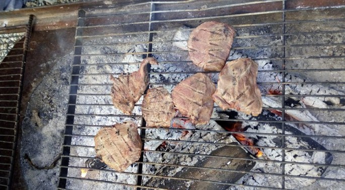 Grillade viande caribou orignau yukon territory canada