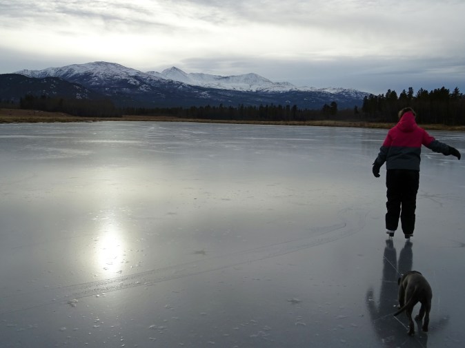 Patiner sur un lac gelé au Yukon
