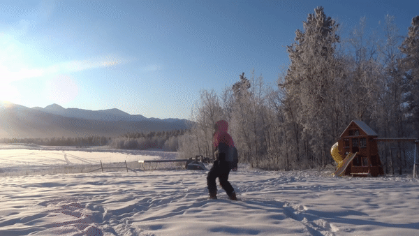 expérience en hiver : jeter de l'eau bouillante dans les airs , yukon, canada