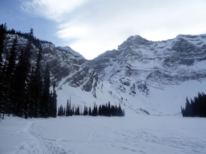 Randonnée d'hiver à Rawson lake, Kananaskis, Alberta, Canada