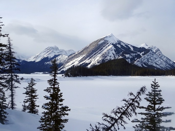 Randonnée au Upper kananaskis lake en hiver, Alberta, Canda
