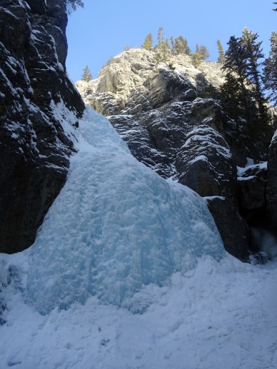 Randonnée hiver alberta Kananaskis grotto canyon cascade gelée
